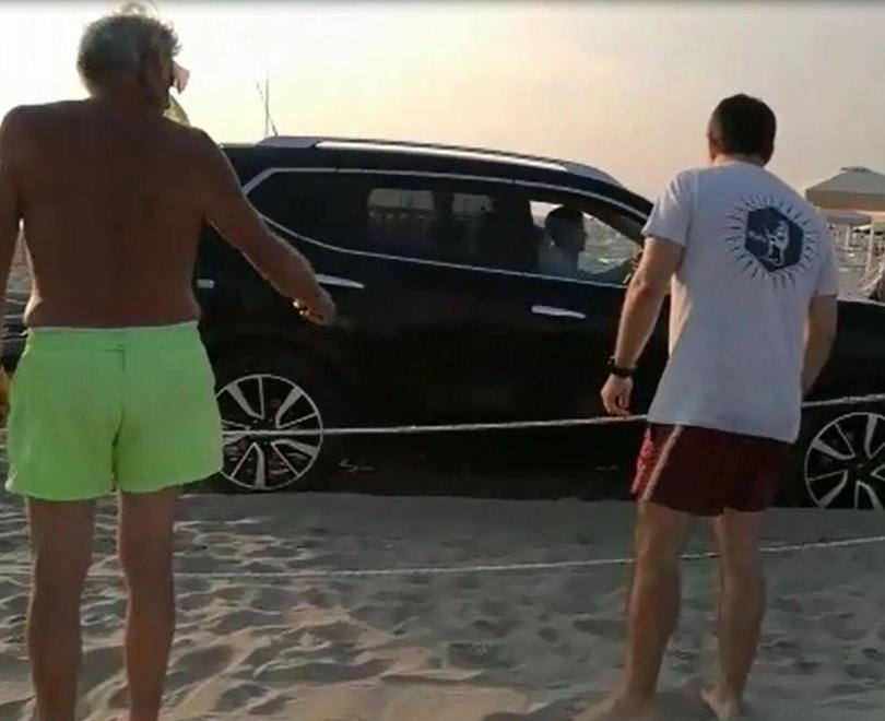 Finisce con il Suv in spiaggia: "Mi ha tradito il navigatore" - Video