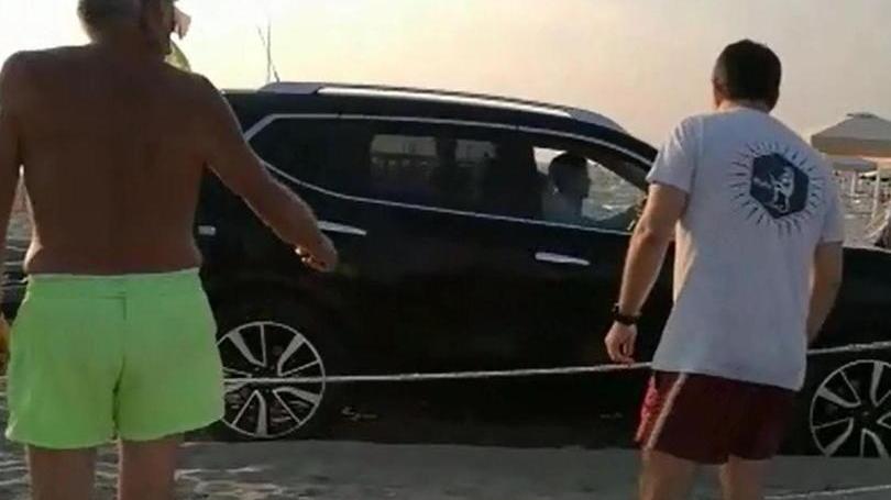 Finisce con il Suv in spiaggia: "Mi ha tradito il navigatore" - Video