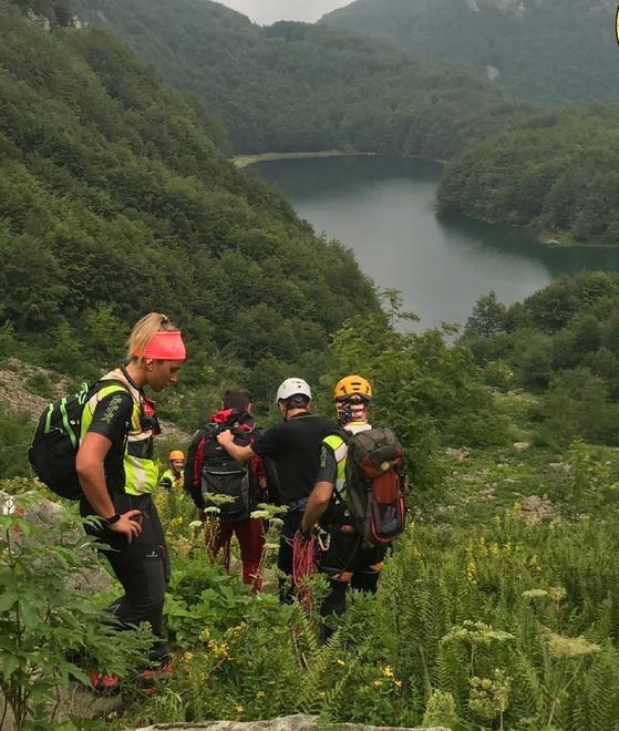 Cade sul sentiero a Pieve Arriva il Soccorso Alpino