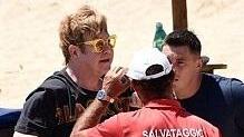 Elton John and family vacanza in spiaggia in Costa Smeralda