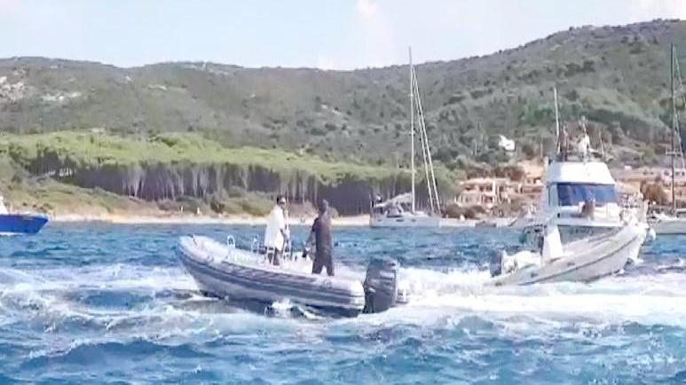 Si stacca il volante, padre e figlia sbalzati in acqua dal gommone