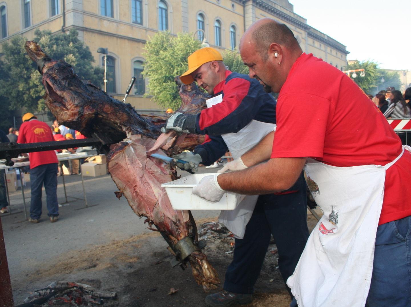 Sagra del bovino da record migliaia di persone in fila 