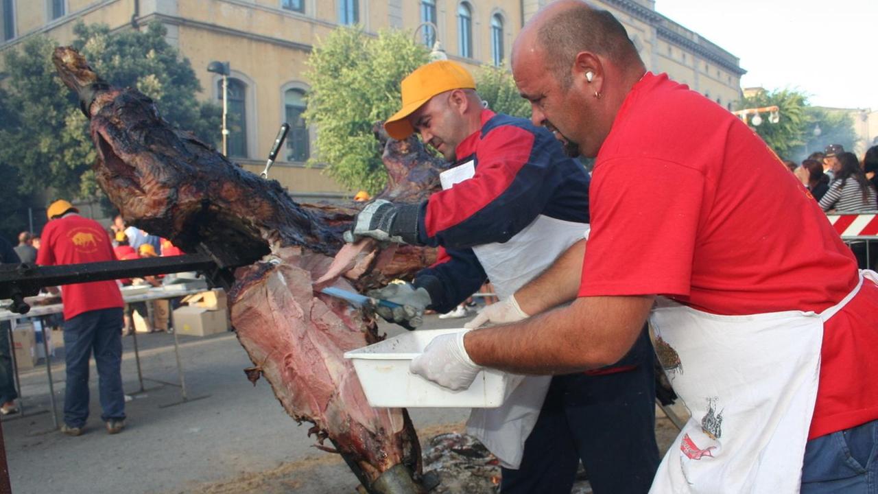 Sagra del bovino da record migliaia di persone in fila