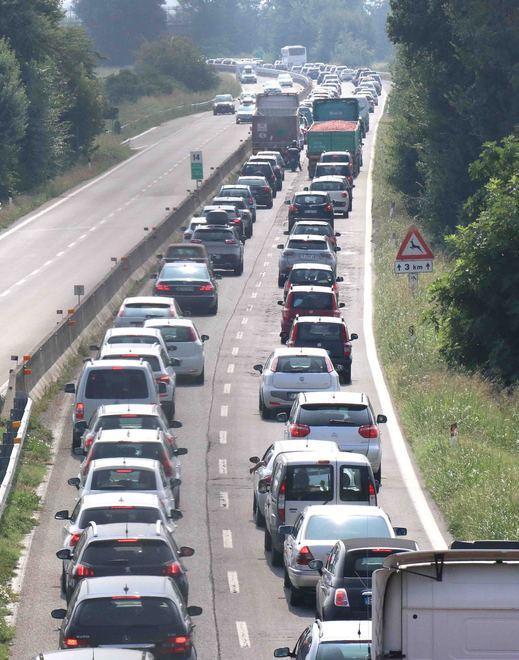 Moto nella scarpata Colpa delle buche sulla Ferrara-Mare 