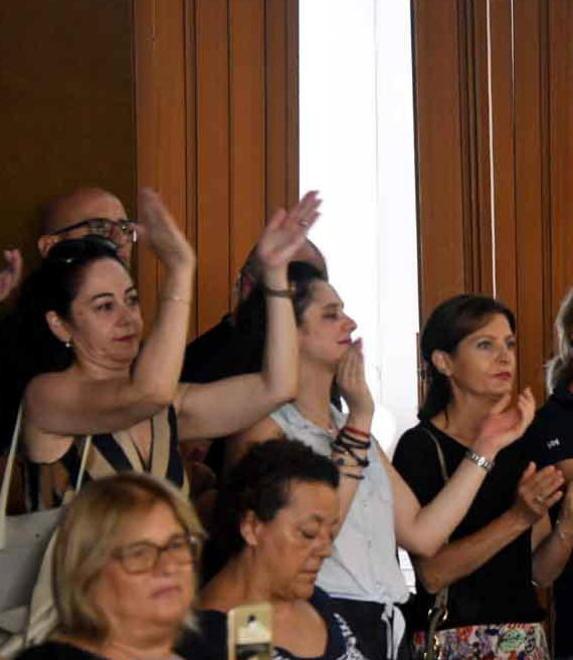 Protesta tra il pubblico: «Il post del dirigente è offensivo e incivile» 