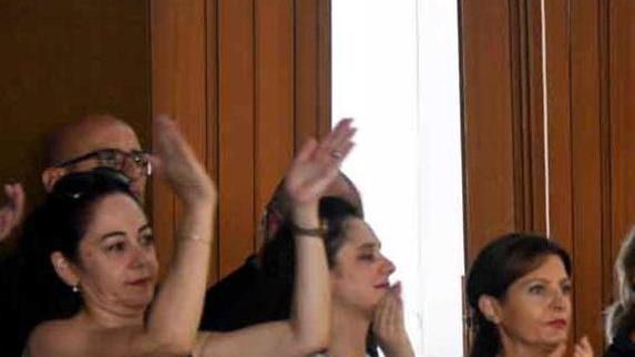 Protesta tra il pubblico: «Il post del dirigente è offensivo e incivile»