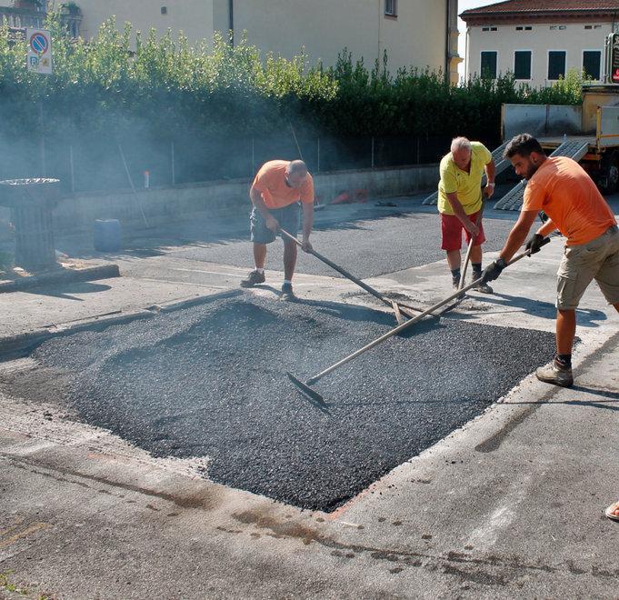 Lavori in corso a Lammari nella piazza del paese 