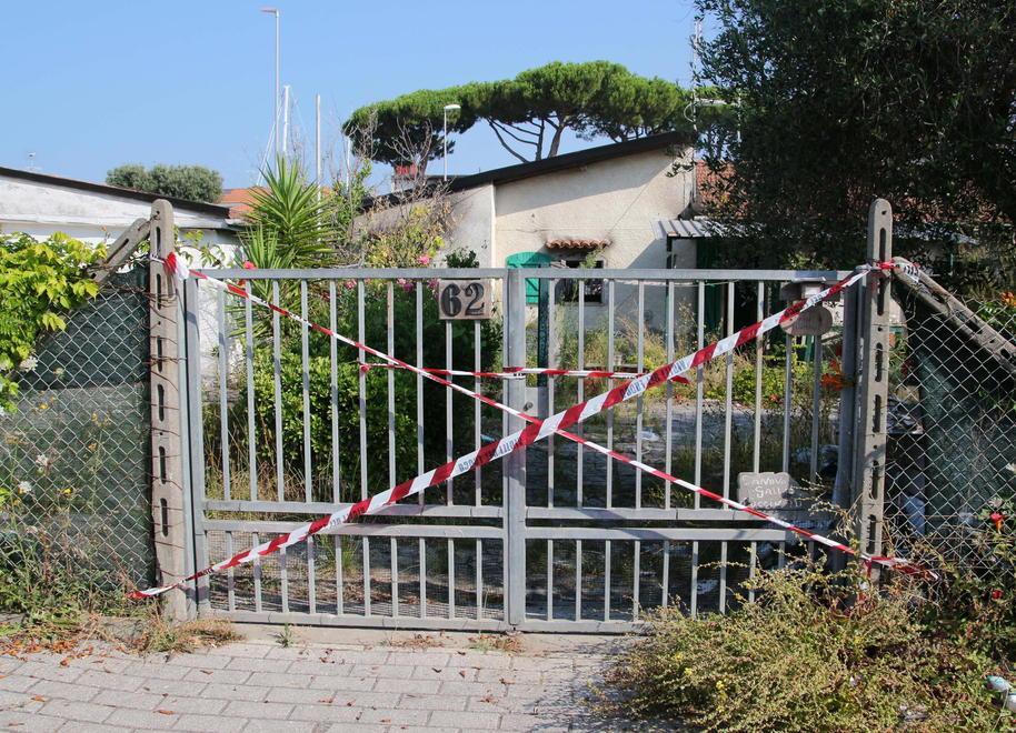 Va a fuoco una casa tra i cantieri della Darsena 