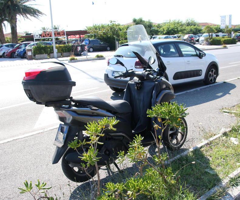 Raffica di multe agli scooter in sosta sul lungomare 