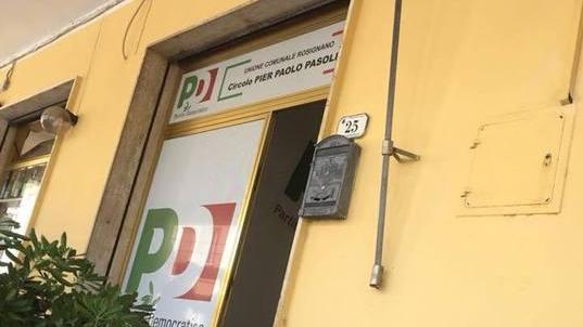 Bandiera Pd bruciata nella notte tanti messaggi di solidarietà