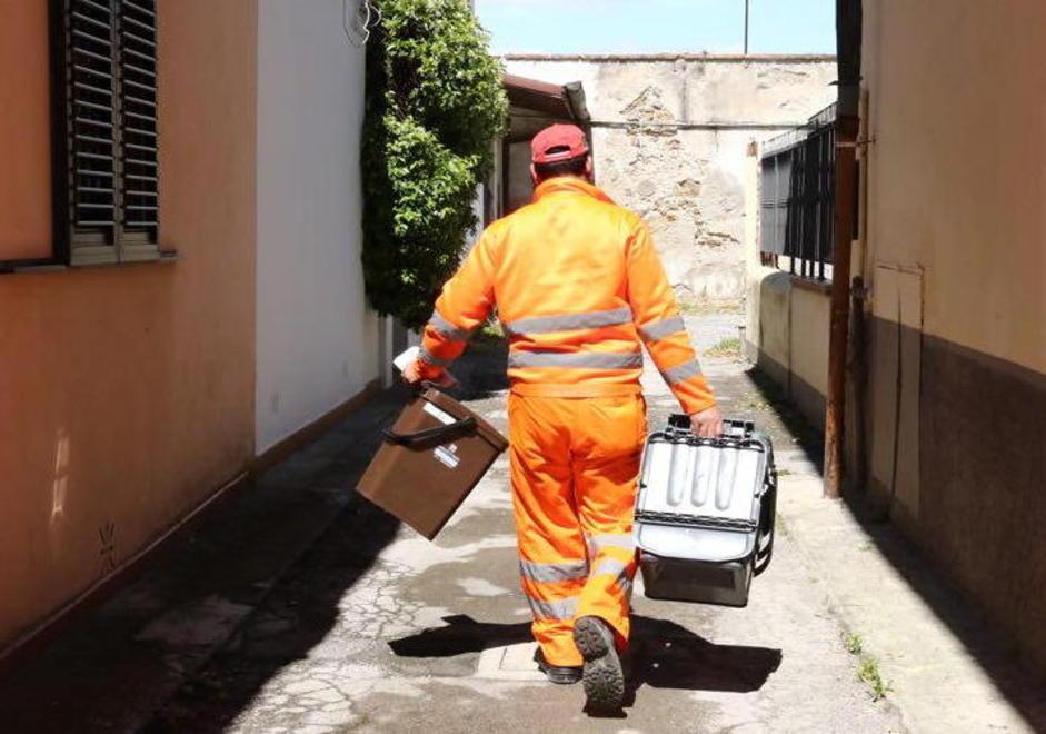 Rifiuti e porta a porta, cassonetti con tessera o bidoncini? In centro si pensa a un sistema misto 