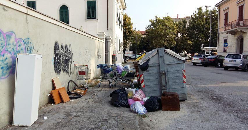 Sos e inciviltà in via Trieste 