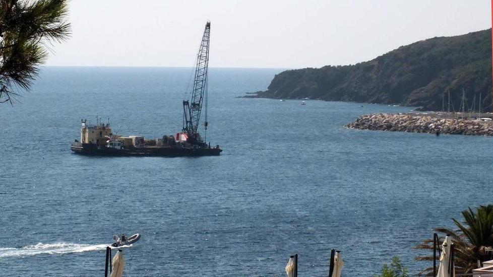 Grossa chiatta a Salivoli