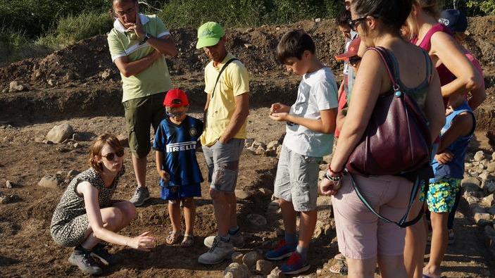 Riaffiora l’officina di un fabbro Archeologia show a Marzuolo