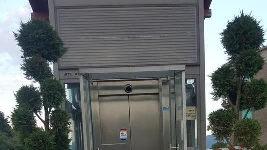 Bloccati in ascensore a 20 metri d’altezza