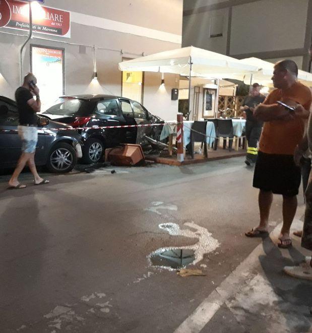 Con l’auto nel gazebo del locale 