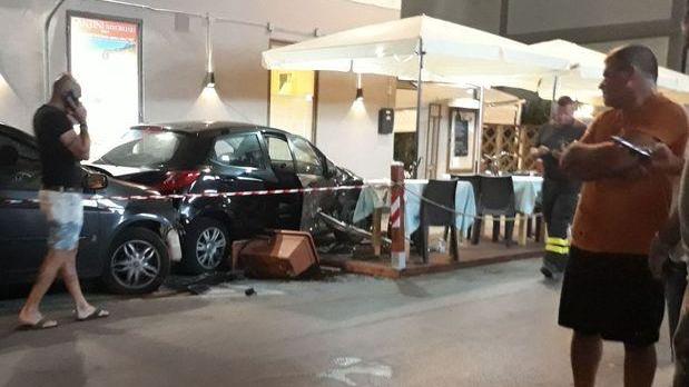 Con l’auto nel gazebo del locale