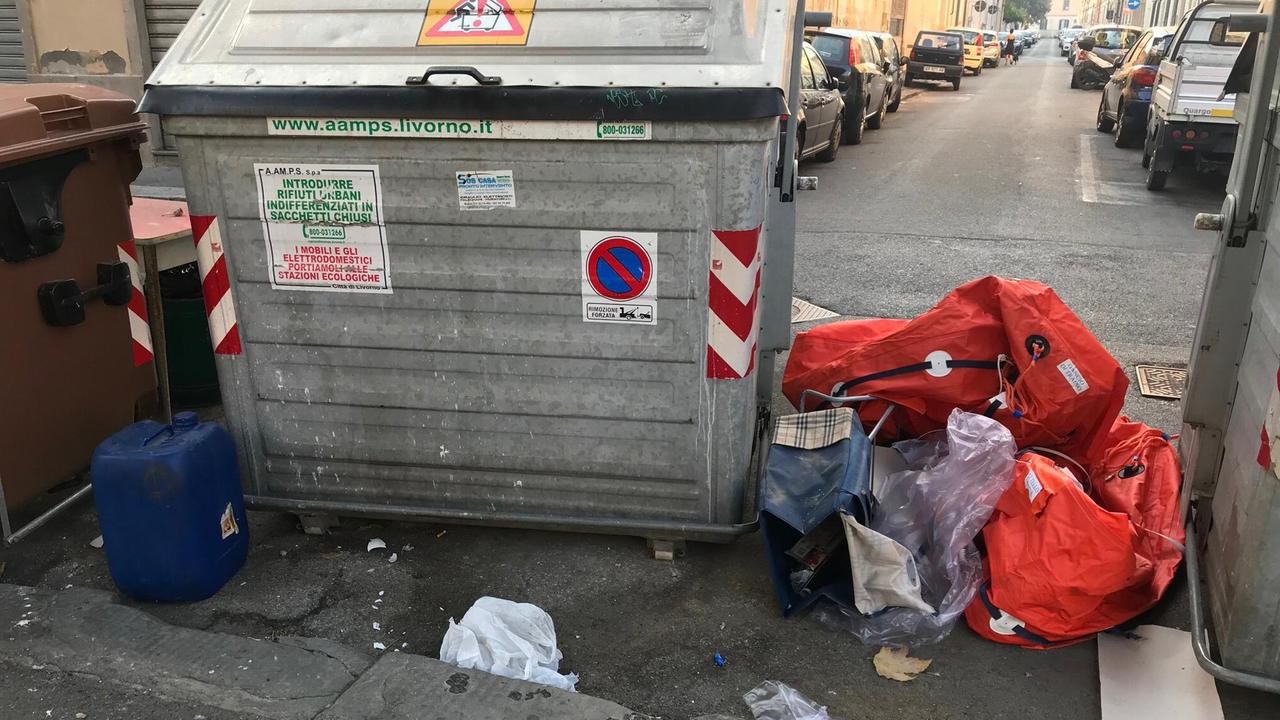 Ai cassonetti spunta un gommoncino