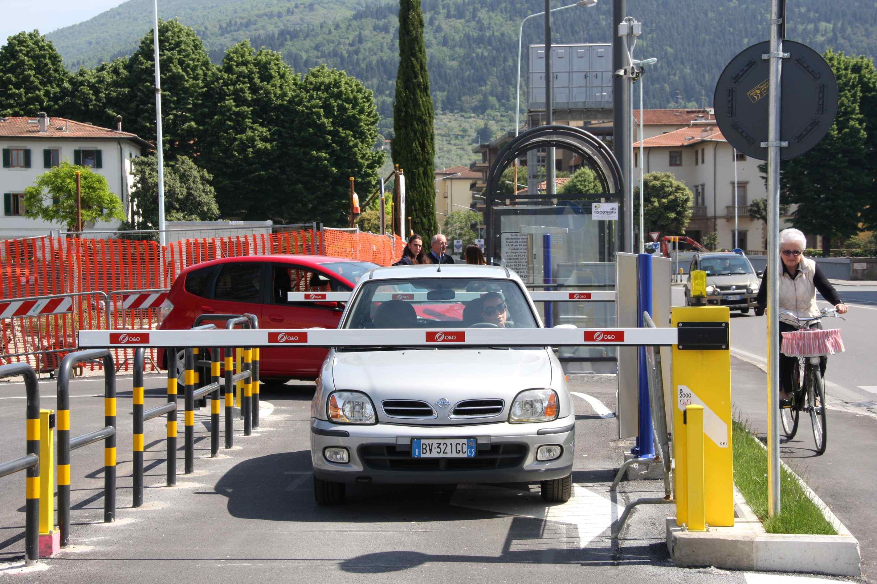 Sosta gratis ad agosto ma la pulizia stradale non va in vacanza 