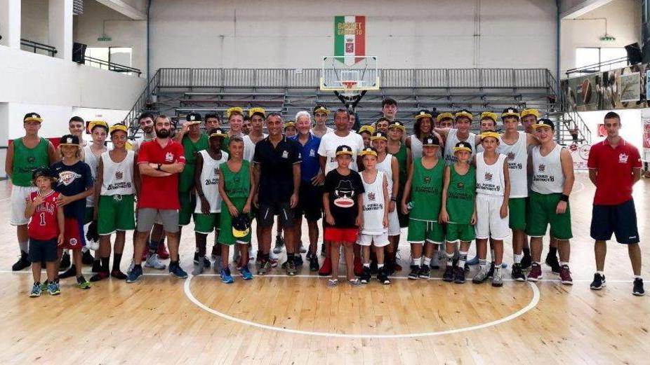 Luca Banchi al palasport insieme ai ragazzi del camp Power District