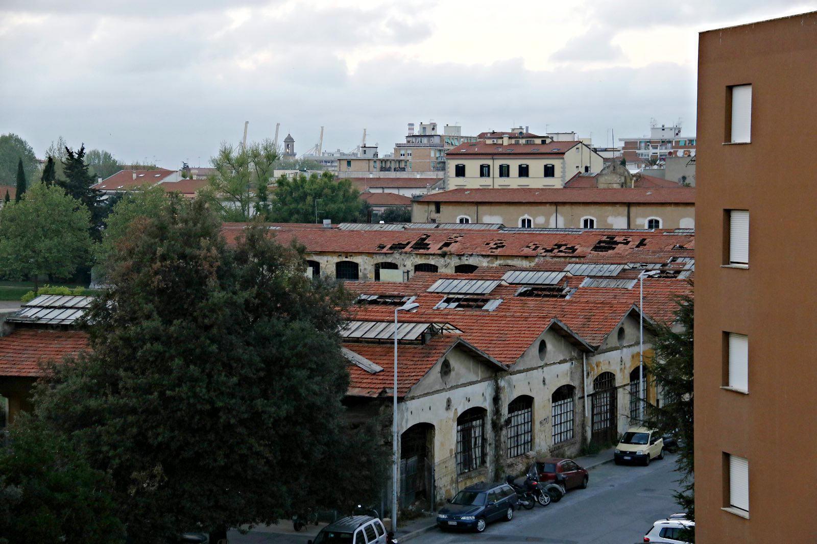 I capannoni ex Pirelli, destinati a trasformarsi nel nuovo ospedale insieme a parte del Parterre