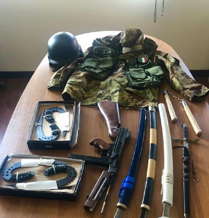 L'arsenale trovato nell'auto