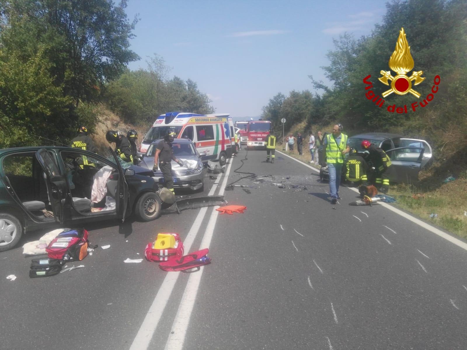 Arezzo, scontro frontale sul raccordo autostradale: muore una donna