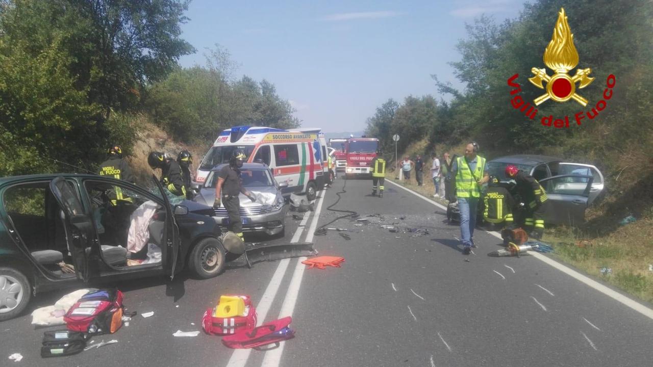 Arezzo, scontro frontale sul raccordo autostradale: muore una donna