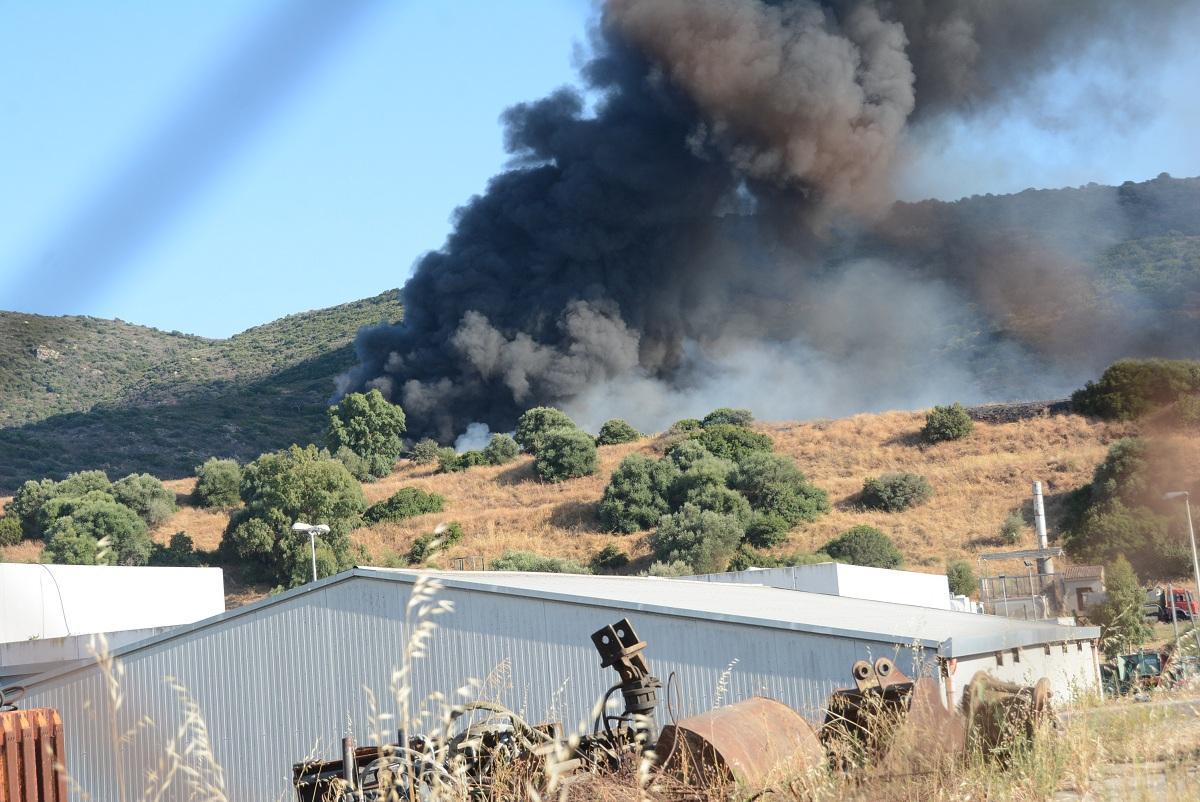 La densa colonna di fumo sulla discarica di Spiritu Santu
