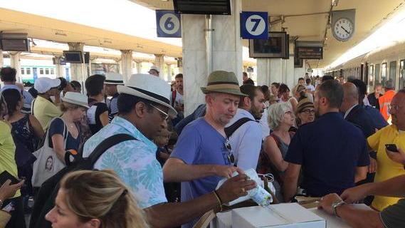 Malori sul treno fermo senza aria condizionata
