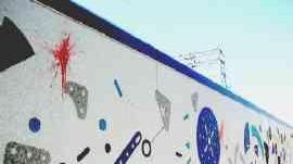Imbrattato con la vernice il muro decorato da Baj