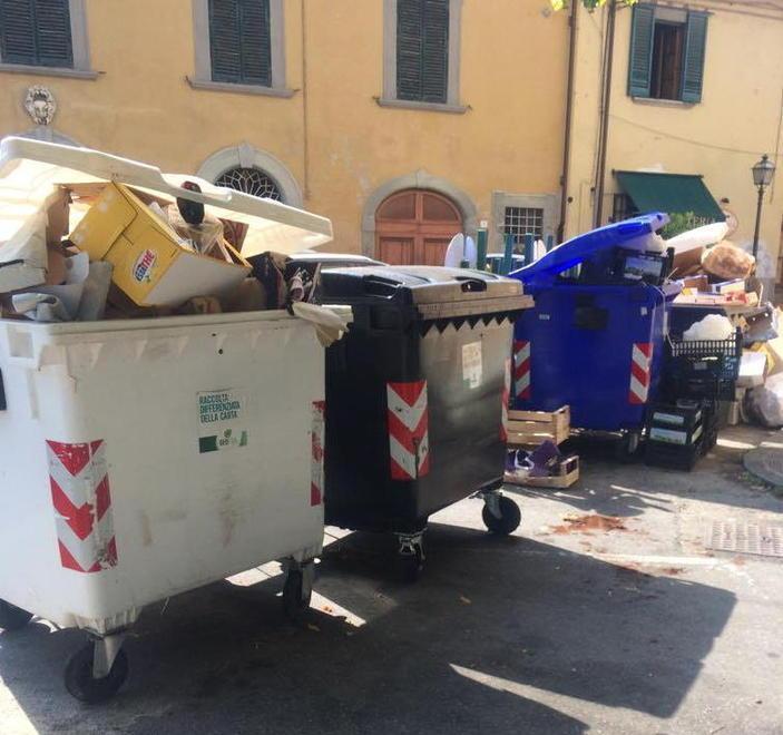 Quei rifiuti gettati in piazza alle porte del borgo medievale 