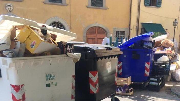 Quei rifiuti gettati in piazza alle porte del borgo medievale