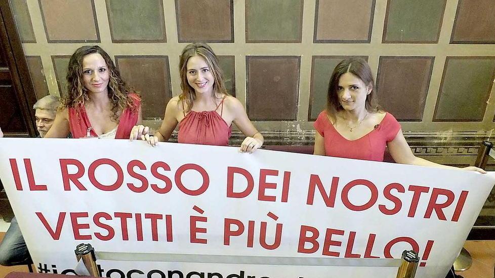 In silenzio e vestite di rosso le donne contro Buscemi