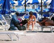 Migliaia di abusivi in spiaggia, sarà guerra. Oppure inciucio...