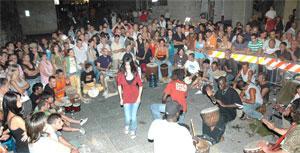 Spettacoli e musica anche improvvisata in una piazza del centro 