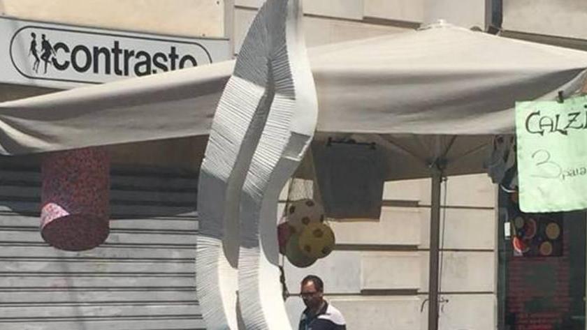 E la scultura è incorporata nella bancarella
