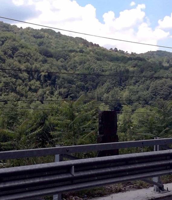 «Lapide ai partigiani imprigionata dentro al guard rail» 