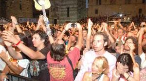 Giovani in Piazza Duomo durante un concerto del Pistoia Blues