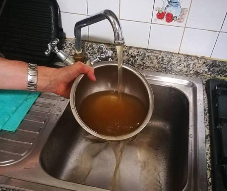 Si sconta da solo la bolletta per protesta contro l’acqua sporca 