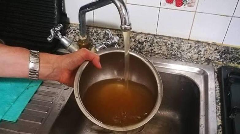 Si sconta da solo la bolletta per protesta contro l’acqua sporca