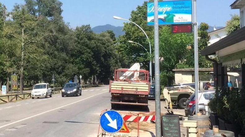 Maxi-cantiere aperto davanti a bar e negozi: l’ira dei commercianti