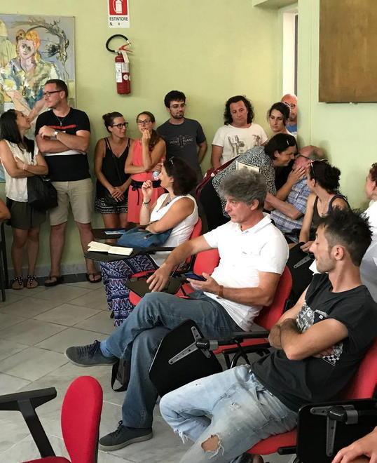 I genitori protestano ma la scuola non riapre 