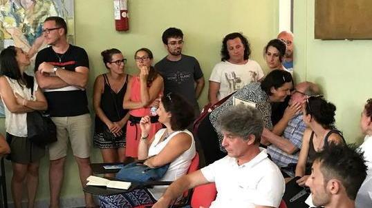 I genitori protestano ma la scuola non riapre