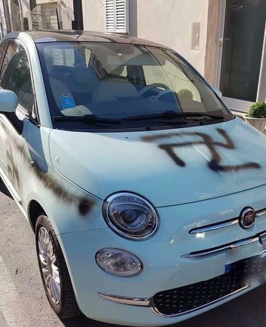 Disegnano svastiche nere su un’auto parcheggiata 