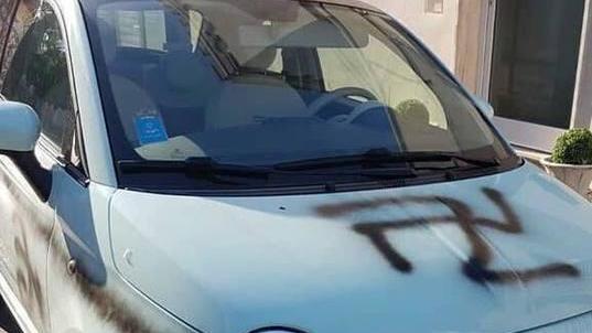 Disegnano svastiche nere su un’auto parcheggiata