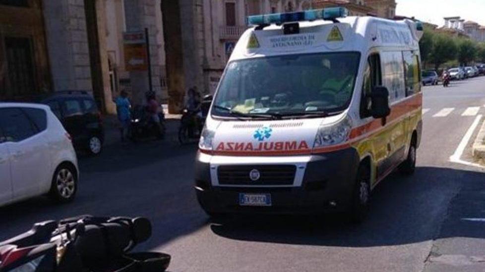 Scontro tra motorini sul viale Italia: due feriti