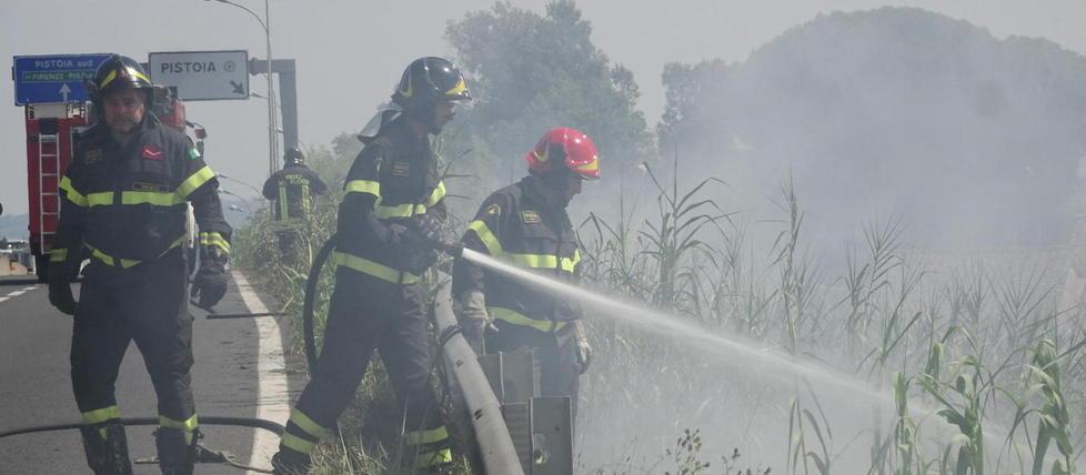 Incendio doloso di sterpaglie in tangenziale