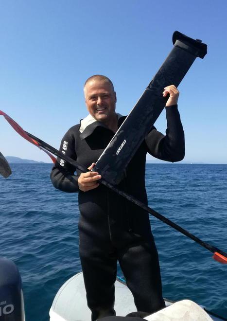 Perde il foil nella baia Il sub lo ritrova