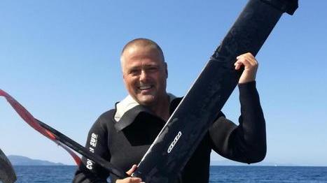 Perde il foil nella baia Il sub lo ritrova
